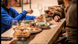 Réservation dans un restaurant chic avec ambiance détendue  